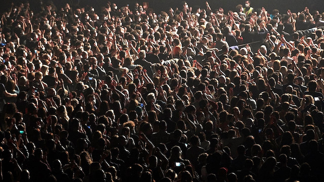 Başkent Barselona’da bulunan Sant Jordi Spor Salonu’nda düzenlenen konsere 5 bin kişi katıldı. 