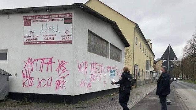 Cami ve merkezin duvarlarına yazılan hakaret ve tehdit içerikli yazıların fark edilmesi ile olay polise intikal ettirildi.