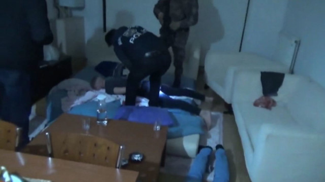 Çete üyeleri polis ekiplerinin düzenlediği operasyonla gözaltına alındı.