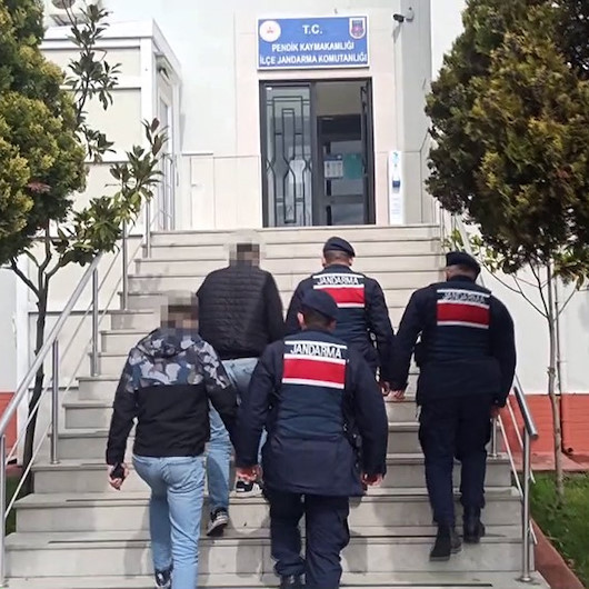 Şilede araçlarıyla birbirine vurarak ilerleyen sürücüler yakalandı