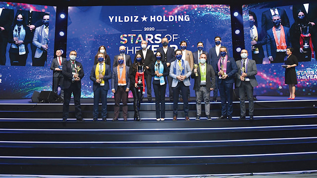 Yıldız Holding Yönetim Kurulu Başkanı Ali Ülker’in global değerleri tanıttığı etkinlikte, 201 projenin yarıştığı Senenin Yıldızları Ödül Töreni bu yıl ilk kez dijital ortamda düzenlendi.