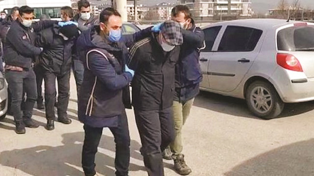 Yunanistan’a kaçmak için 10 Mart’ta Ankara’dan iki arabayla yola çıkan FETÖ’cüler, Bolu’da yakayı ele verdi.