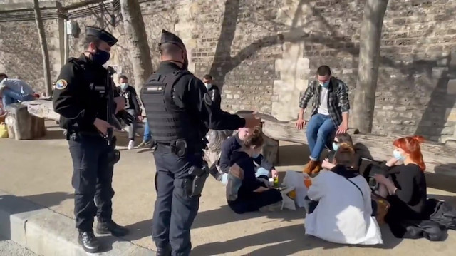 Paris'te polis alkol denetimi yaptı.