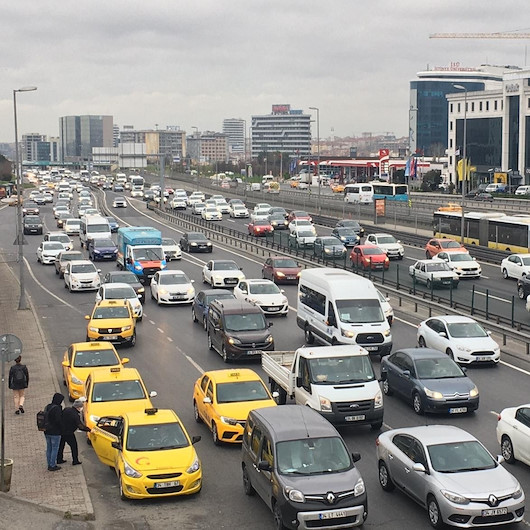 İstanbul yeni haftaya trafik yoğunluğu ile başladı