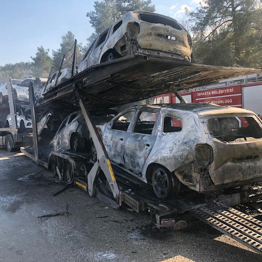 Bucak’ta otomobil yüklü TIR alev alev yandı: Sıfır kilometre 7 araç kül oldu