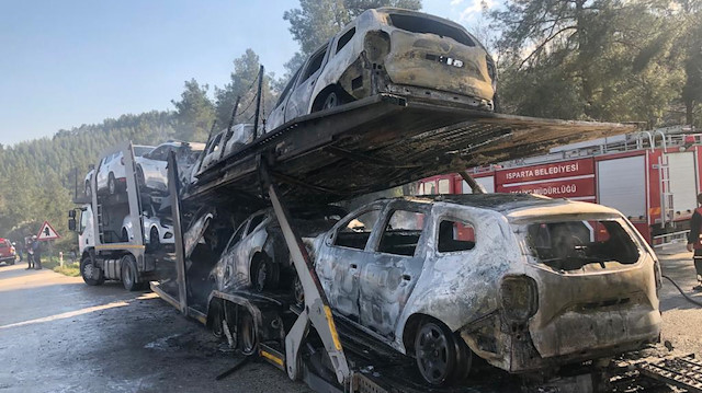 Bucak’ta otomobil yüklü TIR alev alev yandı: Sıfır kilometre 7 araç kül oldu