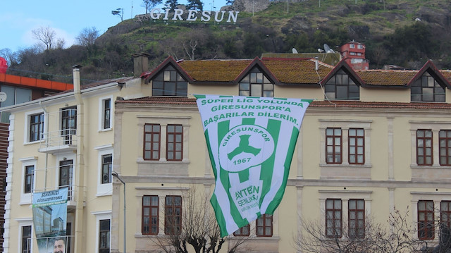 Şehrin hemen hemen her bölgesine Giresunspor bayrağı asıldı.