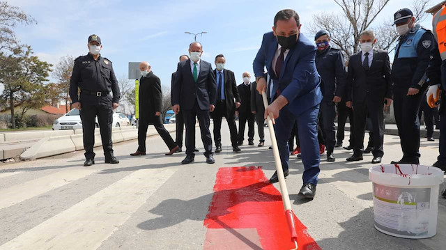 Etimesgut Kaymakamı İzzettin Sevgili ve Etimesgut Belediye Başkanı Enver Demirel yaya geçidini boyadı.