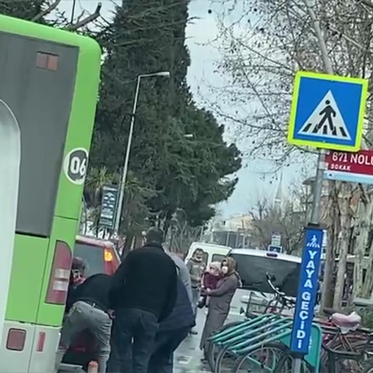 Hatalı park edilen aracı yolun kenarına vatandaşlar itti