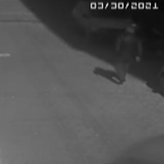 Düşen cam parçalarından saniyelerle kurtuldu