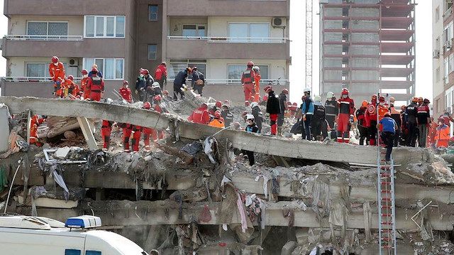 İzmir'deki depremde yıkılan Rıza Bey Apartmanı.