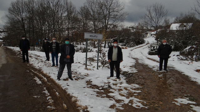 Muhtar, köye giren her aracı durdurarak HES kodu sorgulaması yapıyor.