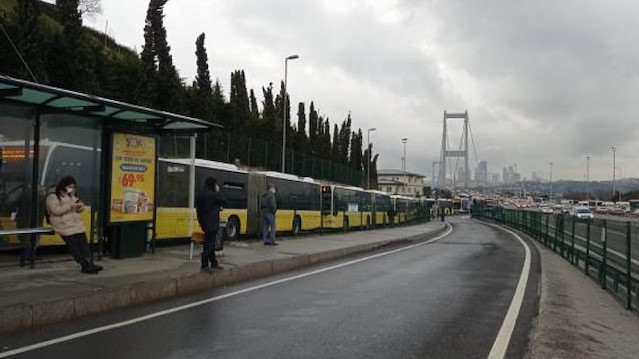 Metrobüs arıza yaptı, işlerine yetişme telaşındaki vatandaşlar zor anlar yaşadı.