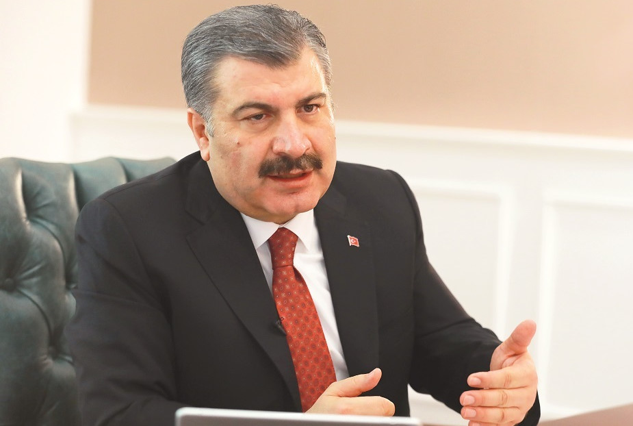 Bakan Koca, “Sırası gelen, ‘Ben Biontech aşısı olmak istemiyorum.’ dediğinde, Sinovac aşısı olabilecek. Bu anlamda sırası gelenin yaptırmama hakkı olacak. Çünkü onam formu alınarak yapılıyor” karşılığını verdi.