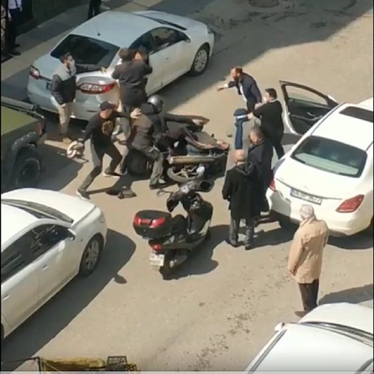 Eline aldığı kaskıyla defalarca vurdu: Trafikte kasklı kavga kamerada