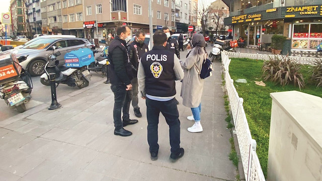 Trafiğin az olduğu saatlerde ikinci kez butona bastığımızda polisler, 4 dakikada yanımıza geldi.