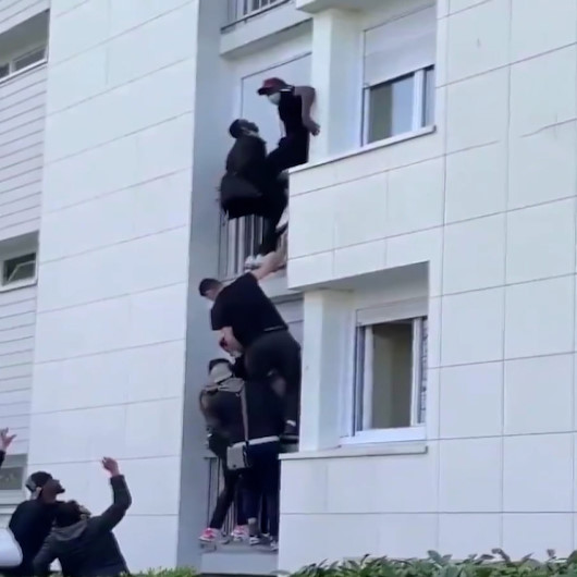 Fransa’da yangında mahsur kalan aileyi kurtarmak için seferber oldular