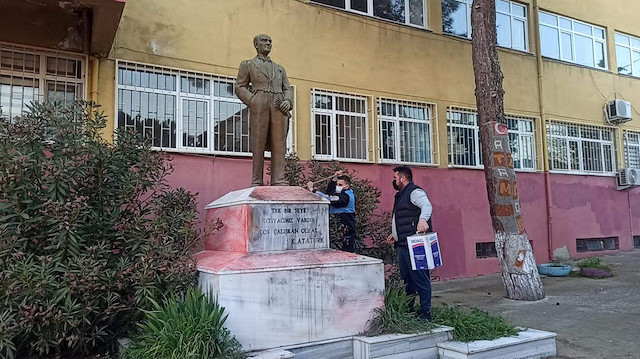 Nizamettin Demirdöven İlkokulu'nun bahçesinde bulunan Atatürk heykeline, boya ile hakaret içerikli yazılar yazılmıştı.