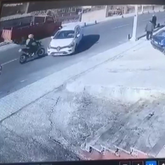 Motosikletli sürücü, sinyal vermeden dönen araca çarparak havada taklalar attı