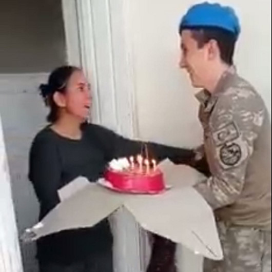 Afrinde görevli Mehmetçik 10 aydır görmediği annesine doğum günü sürprizi yaptı