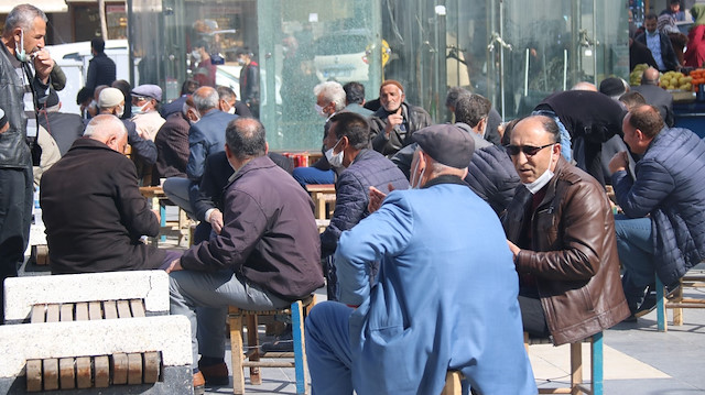 Diyarbakır'da kalabalık ortamlar dikkat çekiyor.