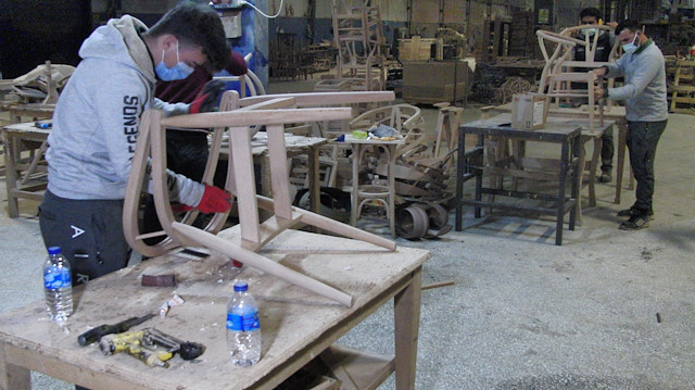 Fabrikada 100’ün üzerinde modelde sandalye üretimi gerçekleştiriliyor.