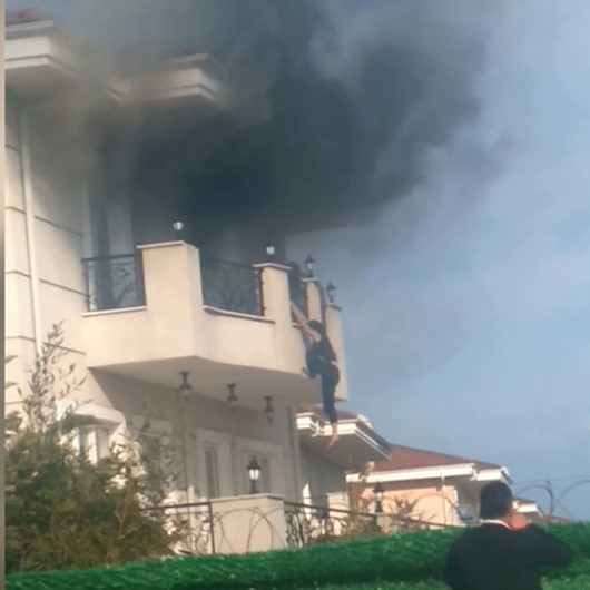Villa yangınından yeni görüntüler: Alevlerden kaçmak için dakikalarca balkondan aşağı sarktı