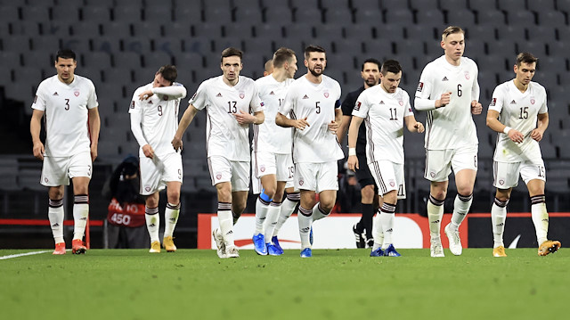 Letonyalı futbolcuların gol sevinci.