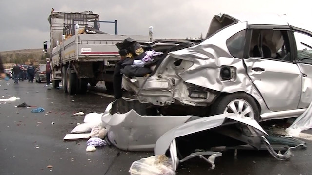 Ankara'da zincirleme trafik kazası: 4 ölü, 5 yaralı