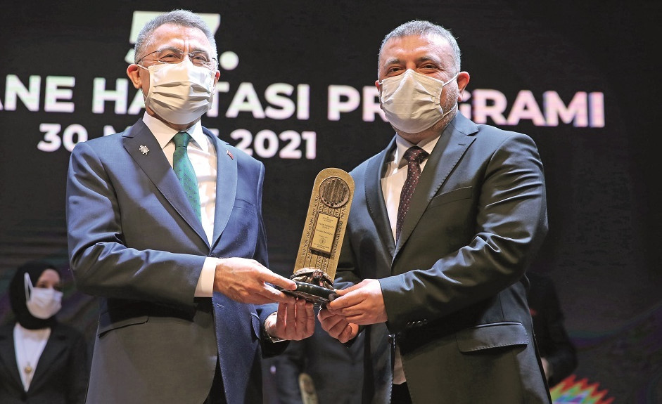 Başkan Ercan ödülünü Cumhurbaşkanı Yardımcısı Fuat Oktay’ın elinden aldı.