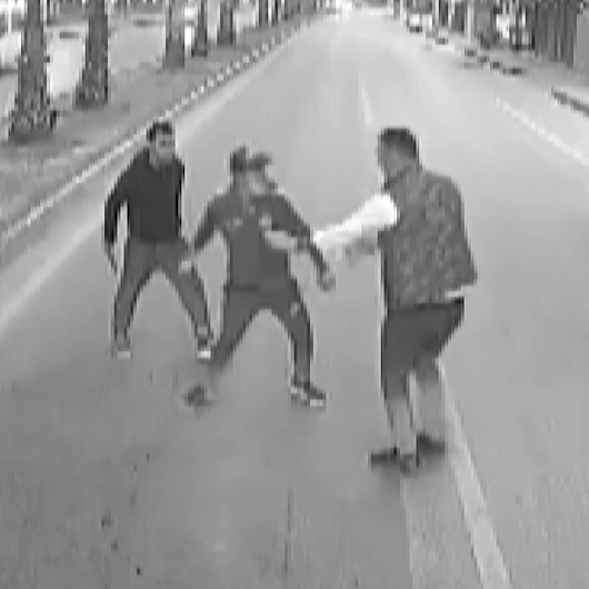 Antalyada darp edilen kadını otobüs şoförü kurtardı