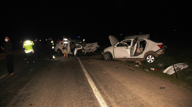 Şanlıurfa’da iki otomobilin çarpışması sonucu meydana gelen kazada 5 kişi hayatını kaybetti.