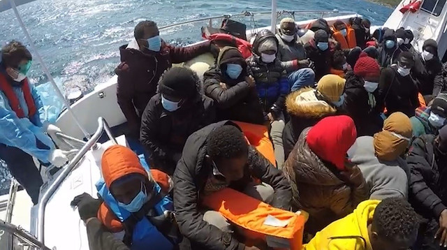 Karaya çıkartılan düzensiz göçmenler, işlemlerinin ardından İl Göç İdaresi Müdürlüğü’ne teslim edildi.