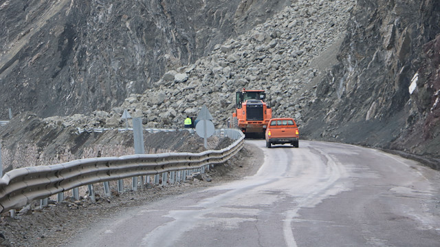 Hakkari-Yüksekova yolunun bir bölümü, ulaşıma kapatılırken, Karayolları ekipleri de çalışma başlattı. 

