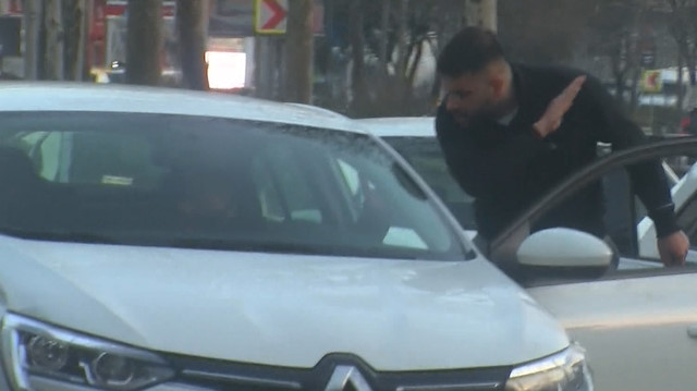 Trafik magandası durdurduğu araçtaki sürücüyü darp etti