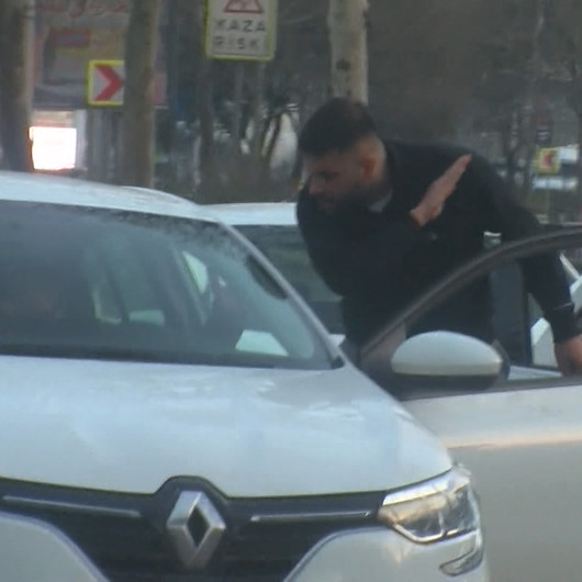 Trafik magandası durdurduğu araçtaki sürücüyü darp etti
