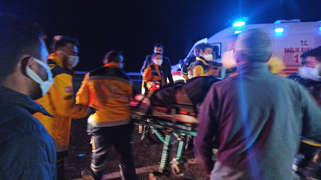Kazada yaralanan kişiler hastaneye kaldırıldı.