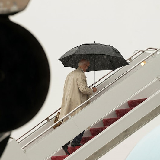 Uçağın merdiven basamaklarını bu kez temkinli çıkan Biden yine düşme tehlikesi yaşadı