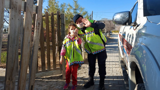 Kahramanmaraş'ta jandarma otizmli Nida'nın yüzünü güldürdü