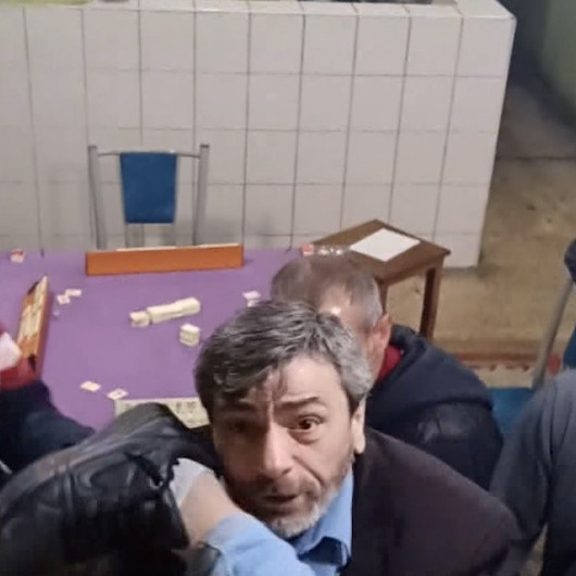 Baskından kaçmaya çalıştıkları pencerede polisle karşılaştılar
