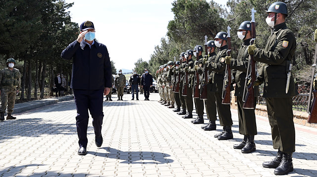 Bakan Akar ve TSK komutanlardan Gökçeada'daki komando birliğine ziyaret.
