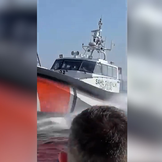 Türk Sahil Güvenlik ekipleri mültecileri iten Yunanistan botlarını önledi