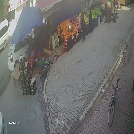 Esenyurtta kontrolden çıkan otomobil manava daldı