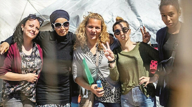 نساء داعش الأوروبيات يخلعن الحجاب في مخيم الروج بسوريا