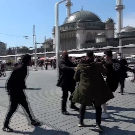 Taksim Meydan’da seyyar satıcılar gazeteciyi darp etti
