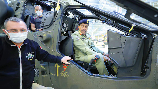 Savunma sanayiine ait çeşitli tesisleri gezen Orgeneral Raza TUSAŞ’ı ziyaretinde, Pakistan ordusunun almak istediği T129 helikopterine binerek incelemelerde bulundu.