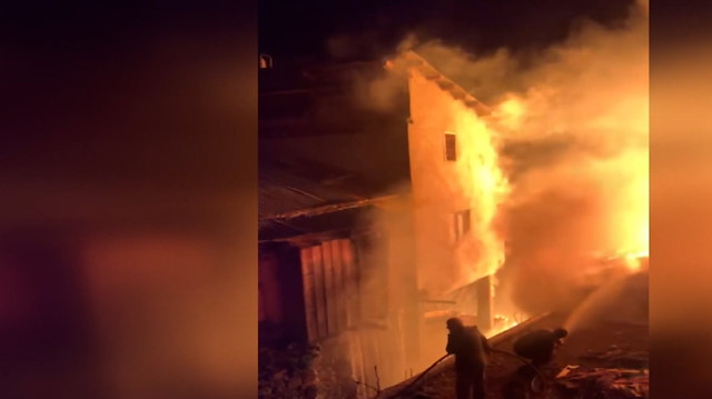 Artvin alevlere teslim: Ortaköy'de 7 ev yanarak küle döndü