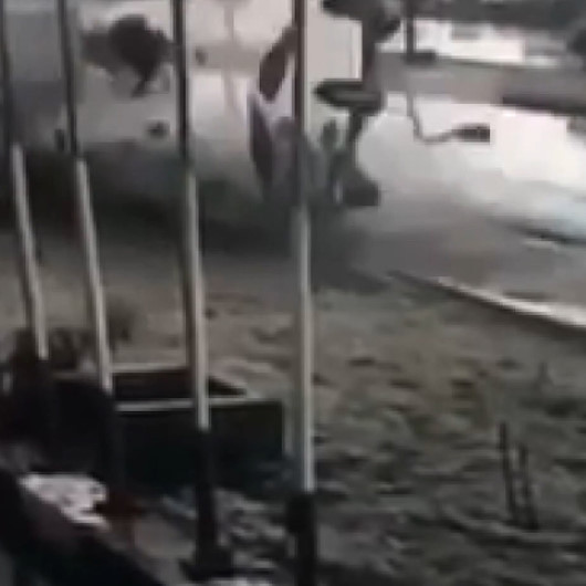 Kayganlaşan yolda kontrolden çıkan otomobil takla attı: O anlar kamerada