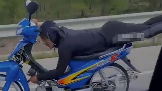 Muğla'da motosiklet üzerinde tek elle yolculuk yapan sürücü kamerada