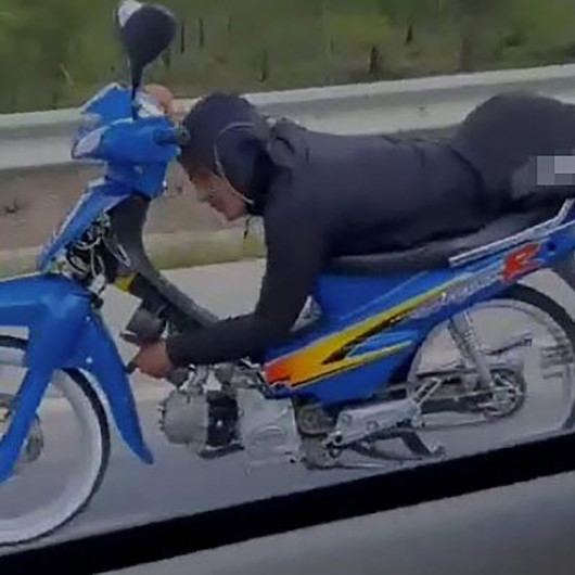 Muğlada motosiklet üzerinde tek elle yolculuk yapan sürücü kamerada